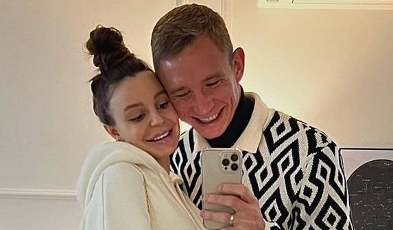 Paulina Rzeźniczak w rozbieranej sesji ciążowej. Jakub Rzeźniczak pozował razem z nią [FOTO]