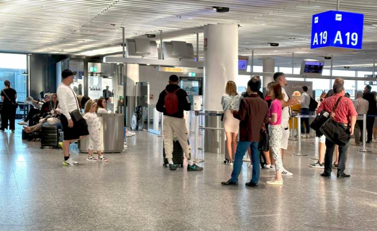 Nowy podatek lotniczy. Zapłacimy 300 zł więcej, fot. Shutterstock