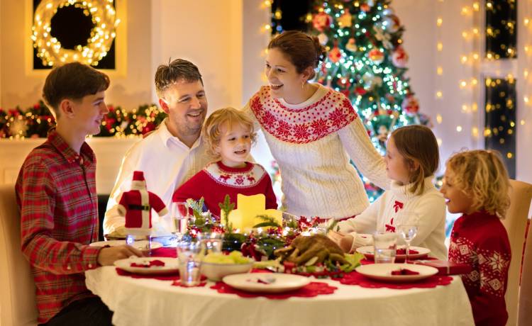 Jak przygotować stół na Wigilię? Jakie tradycyjne elementy powinny się na nim znaleźć?                 