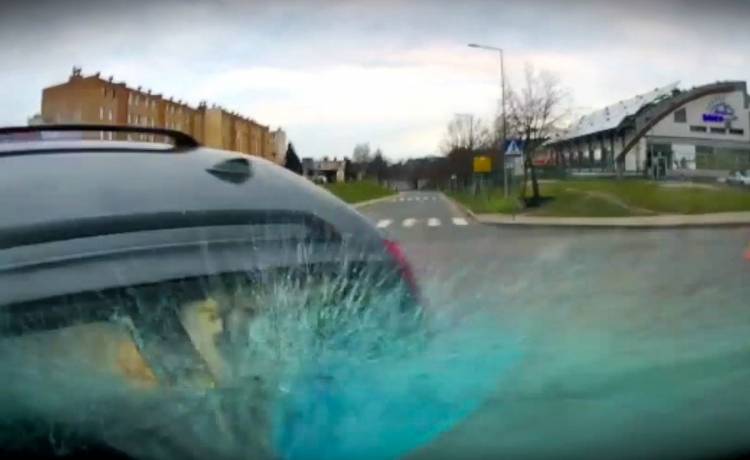 Dramatyczne nagranie wypadku na drodze. 18-latka popełniła fatalny błąd [WIDEO]