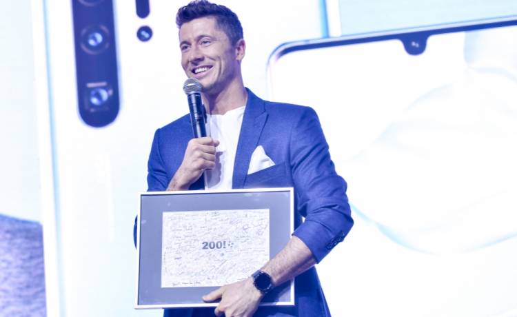 Robert Lewandowski w samych kąpielówkach rozpalił fanów. Pochwalił się formą na zdjęciu z wakacji