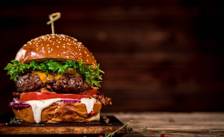 Ile kosztuje najdroższy burger na świecie? Odpowiedź cię zaskoczy!