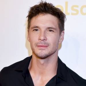 Mikołaj Roznerski na nowym zdjęciu z serialowego planu. Zamiast Kalskiej u jego boku - zupełnie inna twarz! "Ale wy piękni"