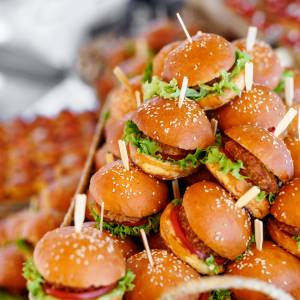 Mini burgery – przepis na imprezową przekąskę