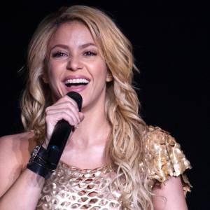 Shakira zmieniła fryzurę. Piosenkarka w takich włosach wygląda zupełnie inaczej! 