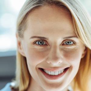 Inteligentni ludzie mają niebieskie oczy? Psychologia wyjaśnia