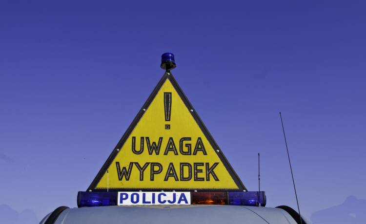 Wypadek z udziałem autobusu w Warszawie. Kobieta wyleciała przez okno