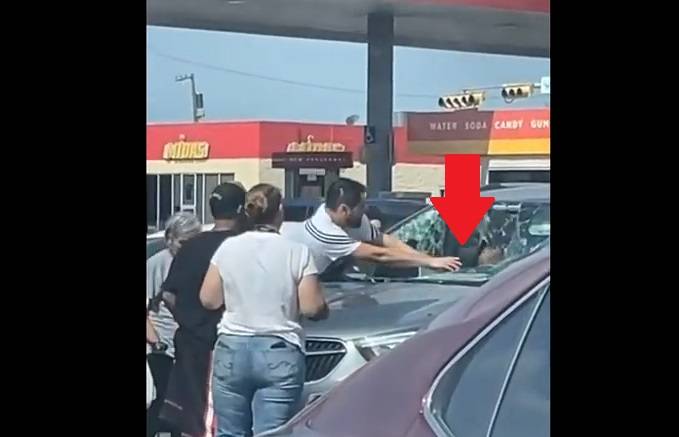 Rodzice przypadkiem uwięzili dziecko w rozgrzanym samochodzie. O włos od tragedii [WIDEO]