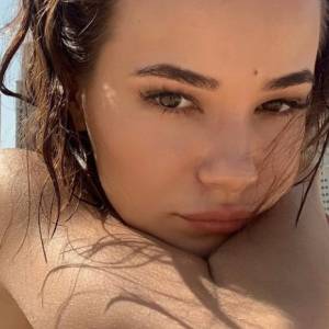 Natalia Szroeder pozuje w czerwonym bikini. "Z morskiej piany zrodzona"