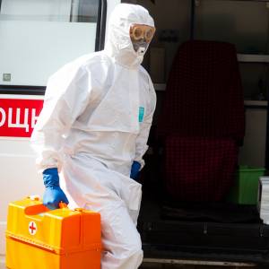 Rekordowe liczby zgonów. Covid-19 zbiera żniwo w Rosji. Ile osób zmarło?   