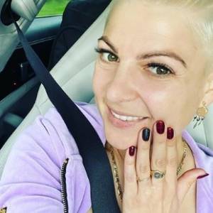 Magdalena Narożna odsłania piersi, pozując topless. Wokalistka "Pięknych i Młodych" w odważnym wydaniu! 