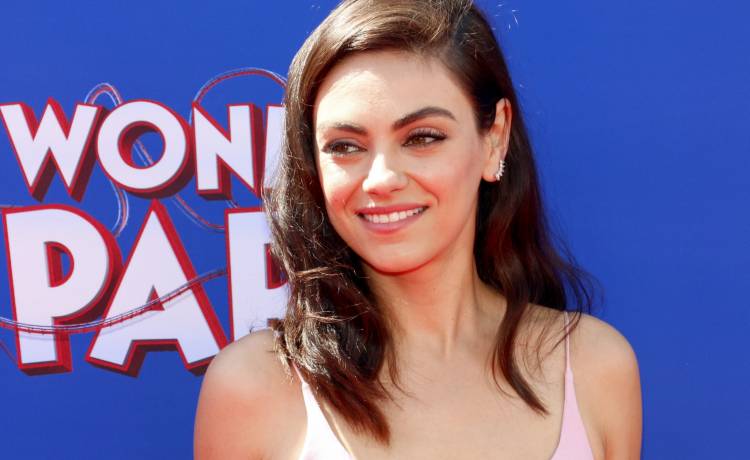 Szokujące wyznanie Mili Kunis i Ashtona Kutchera. Myją dzieci dopiero wtedy, gdy zauważą brud. "Mydło pozbawia skórę naturalnych olejków"