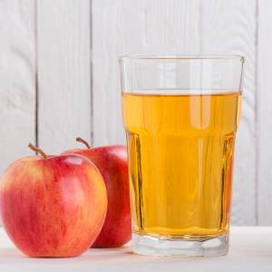 Ciała obce w soku jabłkowym. Produkt wycofano: "Nie nadaje się do spożycia przez ludzi"