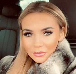 Gwiazda "Królowych życia" w skąpym bikini. Odważnie odsłoniła brzuch. "Petarda" [FOTO]