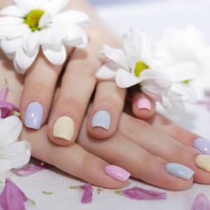 8 najmodniejszych manicure na marzec. Inspiracje, które Odmienią twoje paznokcie