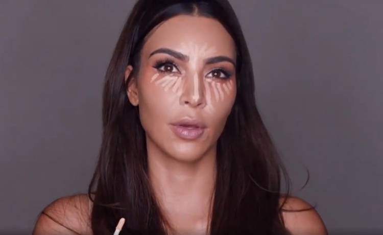 Kim Kardashian pokazała, jak zasłania swoje cienie pod oczami. Ten prosty trik odmienia wygląd!