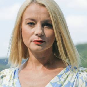 "Pierwsza miłość". Śmierć w serialu i kolejne tajemnice. Marcin oszukiwał Emilkę? Widzowie grzmią w komentarzach! 