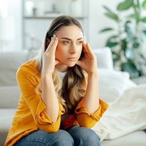 Odtwarzasz w myślach każdą rozmowę? Eksperci wyjaśniają