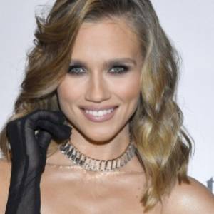 Agnieszka Kaczorowska w bieli. Ta kreacja przyciąga wzrok! Internauci porównują aktorkę do Tylor Swift [WIDEO]