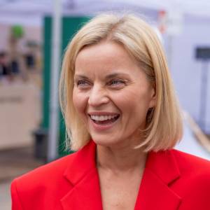 Szczęśliwa Małgorzata Foremniak na plaży. Razem z nią jest ktoś wyjątkowy! [WIDEO]