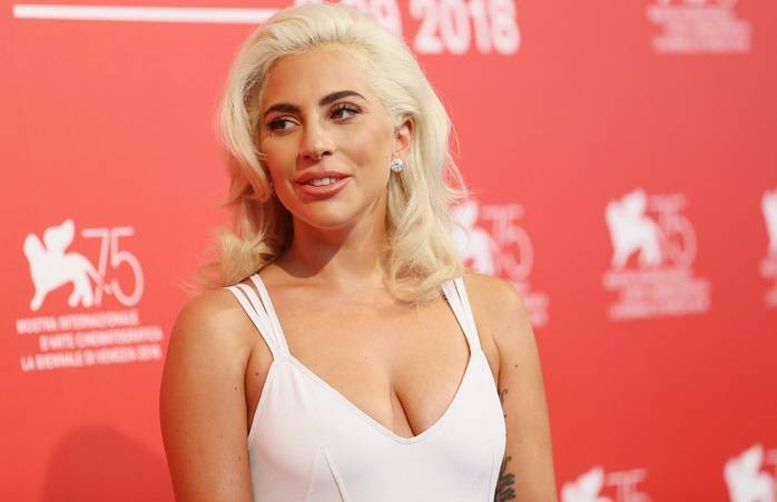 Lady Gaga ponownie chce odbić zajętego mężczyznę? Pocałowała go na scenie! [WIDEO]                                      