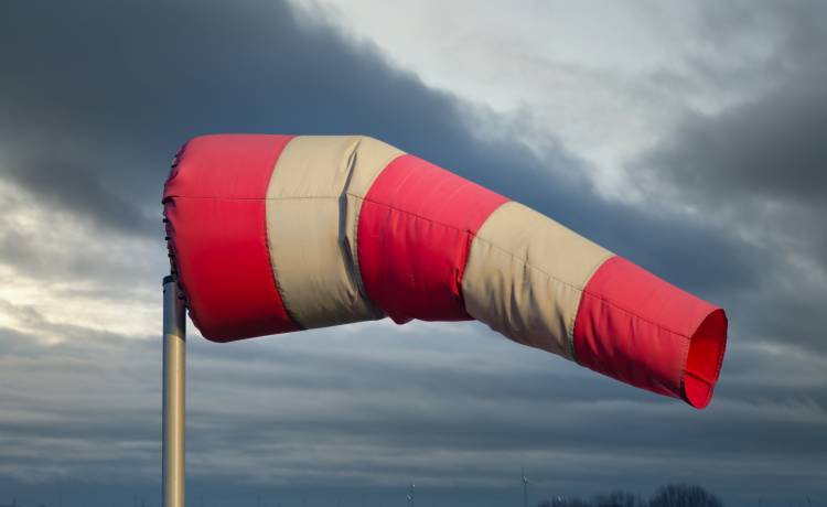 Wiatr w porywach do 125 km/h. IMGW wydał ostrzeżenia dla całej Polski