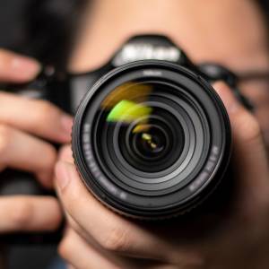 Wkurzają Cię czerwone oczy na zdjęciach? Nie powinny. Lekarka tłumaczy