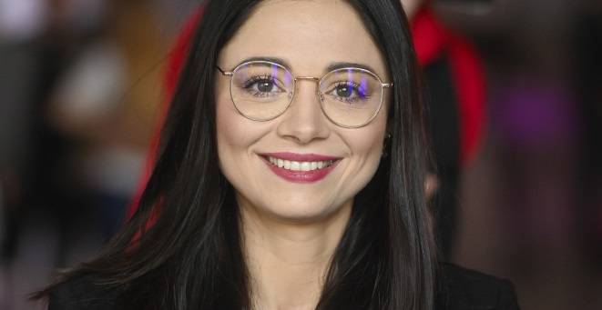 Adriana Kalska w bieli i z welonem na głowie. Na nowym zdjęciu aktorce towarzy ktoś jeszcze! Serialowi widzowie dobrze znają tę gwiazdę