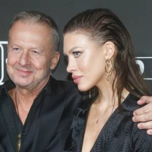 "Psy 3". Bogusław Linda na premierze z przepiękną córką Aleksandrą. Ona też zagrała w filmie