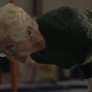 Jest najstarszą gimnastyczką na świecie. Jej kondycja jest niewiarygodna! [WIDEO]