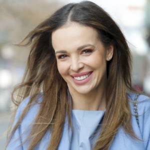 Anna Wendzikowska: "Lato w mieście". Rozwiana kreacja odsłoniła pośladek prezenterki