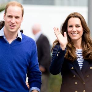 Słodka księżniczka Charlotte pozuje z motylem w dłoniach. Wygląda jak królowa Elżbieta? [ZDJĘCIE]