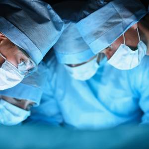 Angielscy lekarze zredukowali ślad węglowy operacji do zera 