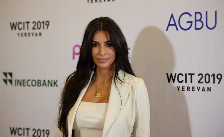 Kim Kardashian zrezygnowała z burzy długich włosów! Celebrytka zdecydowanie skróciła włosy [FOTO]