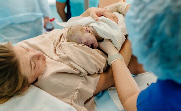 Był przy porodzie, teraz żałuje i chce od szpitala fortuny