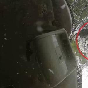 Spadający z ciężarówki "pocisk" wybił szybę w osobówce i o włos minął kierowczynię [WIDEO]