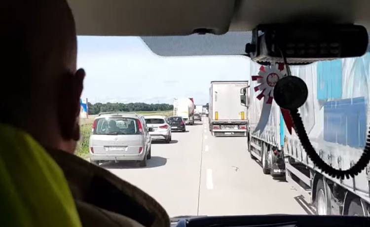 Nieprawidłowo utworzony korytarz życia po wypadku na A4. Strażacy zareagowali w mocnych słowach [WIDEO]