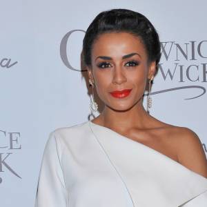 Aleksandra Szwed z bulterierem na plaży. Aktorka pozuje w bikini. Internauci: "Piękna i bestia"