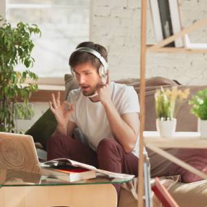 Zadbajmy o swój kręgosłup, pracując w domu! Sprawdź, jakich błędów unikać!