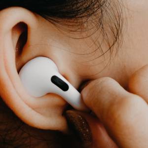 AirPodsy z funkcją aparatu słuchowego? Producenci tradycyjnych urządzeń mogą być zaskoczeni