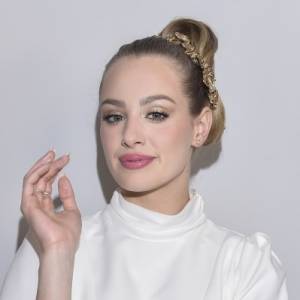 Wiktoria Gąsiewska w czerwieni. Internauci pytają o ciążę! Aktorka zabrała głos w sieci