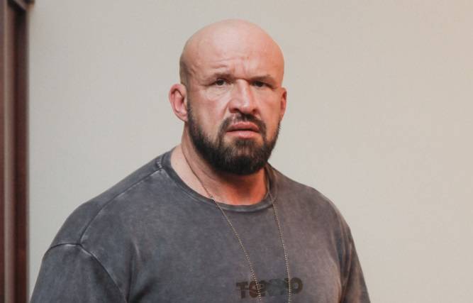 Tomasz Oświeciński poddał się operacji plastycznej. Pokazał twarz po blefaroplastyce [ZDJĘCIA]