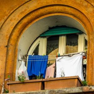 Nowe przepisy w Rzymie. Wysokie kary za wywieszanie prania w oknach