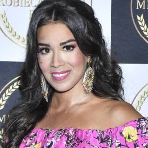 Macademian Girl w stroju kąpielowym eksponuje biust. Tak odważnie nie było już dawno!                                    