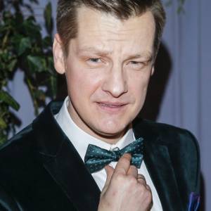 Marcin Mroczek pochwalił się zdjęciem z wakacji na wsi, a fani nie dowierzają! "Taki strój w pole?"                                                             