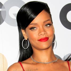 Rihanna pokazuje ciało. Ubrana tylko w cienką koronkę i światło lamp. „Wypuść wreszcie nowy album” [WIDEO]