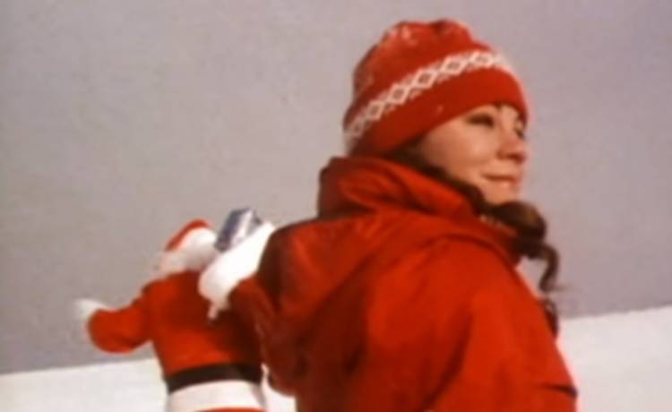 Mariah Carey po 25 latach wypuściła nowy teledysk do swojego świątecznego przeboju - "All I Want for Christmas Is You!"                                                                            