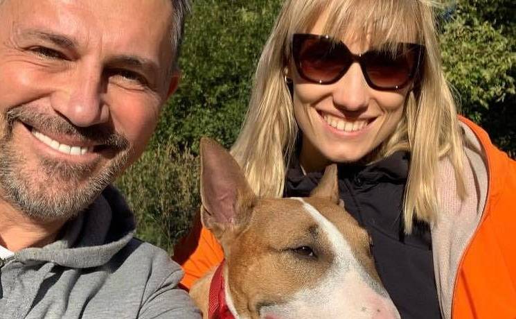 Krzysztof Ibisz znów zostanie ojcem! Żona prezentera podkreśla ciążowe krągłości w stroju kąpielowym