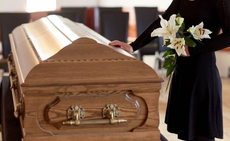 Do trumny babci włożyli telefon komórkowy. Trzy lata później do wnuczki przyszedł SMS z jej numeru