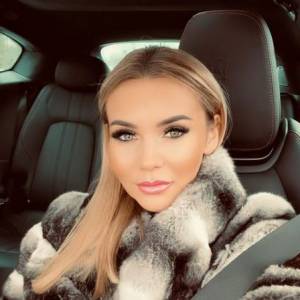 Gwiazda "Królowych życia" śmiało odsłania głęboki dekolt. Monika Chwajoł odważnie prezentuje wdzięki [FOTO]